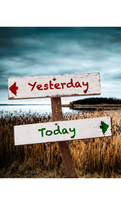 Das Bild zeigt zwei Wegweiser: „Yesterday“ (gestern) mit einem roten Pfeil nach links und „Today“ (heute) mit einem grünen Pfeil nach rechts, vor einer ländlichen Landschaft.